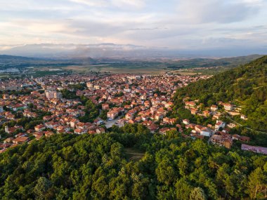 Bulgaristan 'ın Blagoevgrad bölgesinin Petrich kentinin şaşırtıcı Hava Günbatımı manzarası