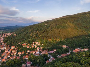 Bulgaristan 'ın Blagoevgrad bölgesinin Petrich kentinin şaşırtıcı Hava Günbatımı manzarası