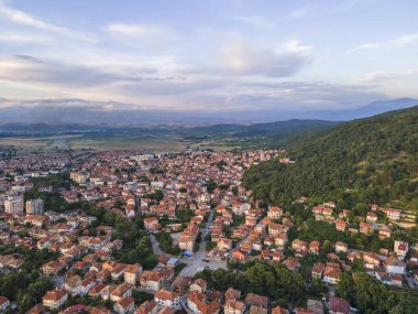 Bulgaristan 'ın Blagoevgrad bölgesinin Petrich kentinin şaşırtıcı Hava Günbatımı manzarası