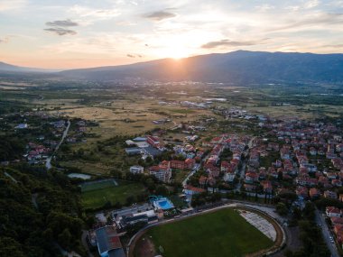 Bulgaristan 'ın Blagoevgrad bölgesinin Petrich kentinin şaşırtıcı Hava Günbatımı manzarası
