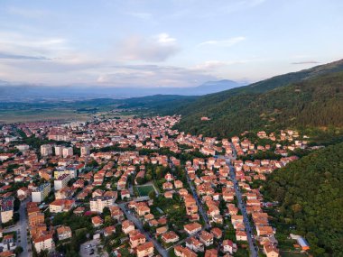 Bulgaristan 'ın Blagoevgrad bölgesinin Petrich kentinin şaşırtıcı Hava Günbatımı manzarası