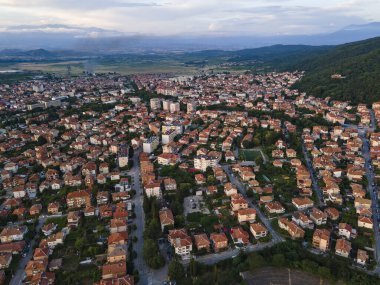 Bulgaristan 'ın Blagoevgrad bölgesinin Petrich kentinin şaşırtıcı Hava Günbatımı manzarası