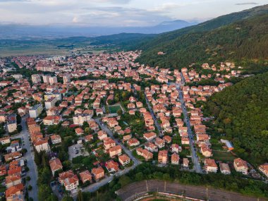 Bulgaristan 'ın Blagoevgrad bölgesinin Petrich kentinin şaşırtıcı Hava Günbatımı manzarası