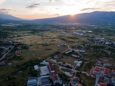 Bulgaristan 'ın Blagoevgrad bölgesinin Petrich kentinin şaşırtıcı Hava Günbatımı manzarası