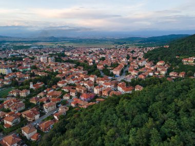 Bulgaristan 'ın Blagoevgrad bölgesinin Petrich kentinin şaşırtıcı Hava Günbatımı manzarası