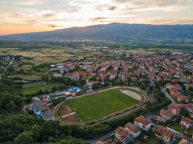 Bulgaristan 'ın Blagoevgrad bölgesinin Petrich kentinin şaşırtıcı Hava Günbatımı manzarası