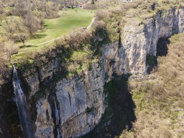 Bulgaristan 'ın Balkan Dağları' nın Zasele köyü yakınlarındaki Skaklya Şelalesi 'nin hava manzarası