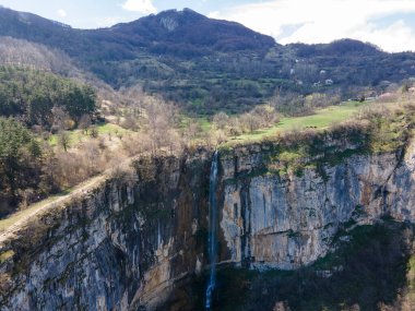 Bulgaristan 'ın Balkan Dağları' nın Zasele köyü yakınlarındaki Skaklya Şelalesi 'nin hava manzarası