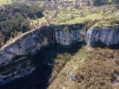 Bulgaristan 'ın Balkan Dağları' nın Zasele köyü yakınlarındaki Skaklya Şelalesi 'nin hava manzarası