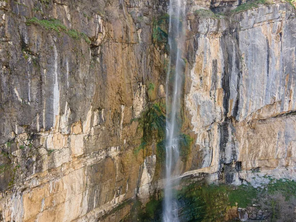 保加利亚巴尔干山脉Zasele村附近Skaklya瀑布的空中景观 — 图库照片