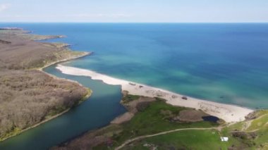 Bulgaristan 'ın Burgaz Bölgesi Sinemorets köyü, Veleka Nehri' nin ağzındaki sahil manzarası