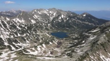 Bulgaristan 'ın Pirin Dağı' ndaki Popovo Gölü 'nün şaşırtıcı hava manzarası