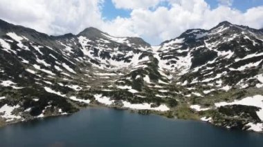 Bulgaristan 'ın Pirin Dağı' ndaki Popovo Gölü 'nün şaşırtıcı hava manzarası