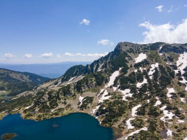 Bulgaristan 'ın Pirin Dağı' ndaki Popovo Gölü 'nün şaşırtıcı hava manzarası
