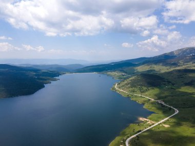Belmeken Barajı 'nın şaşırtıcı hava manzarası, Rila dağı, Bulgaristan