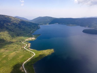 Belmeken Barajı 'nın şaşırtıcı hava manzarası, Rila dağı, Bulgaristan