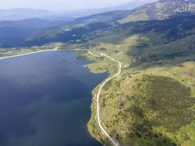 Belmeken Barajı 'nın şaşırtıcı hava manzarası, Rila dağı, Bulgaristan