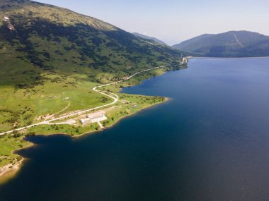 Belmeken Barajı 'nın şaşırtıcı hava manzarası, Rila dağı, Bulgaristan