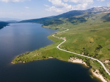 Belmeken Barajı 'nın şaşırtıcı hava manzarası, Rila dağı, Bulgaristan