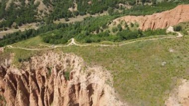 Kaya oluşumunun hava görüntüsü Stob piramitleri, Rila Dağı, Kyustendil bölgesi, Bulgaristan