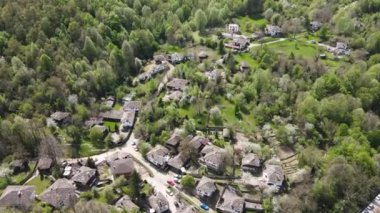Bulgaristan 'ın Gabrovo bölgesinin Bozhentsi köyünün Aerial Spring manzarası