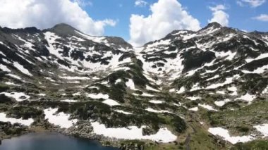 Bulgaristan 'ın Pirin Dağı' ndaki Demirkapı Geçidi 'nin şaşırtıcı hava manzarası