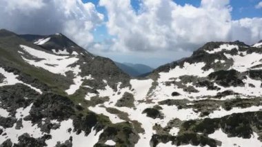 Bulgaristan 'ın Pirin Dağı' ndaki Demirkapı Geçidi 'nin şaşırtıcı hava manzarası