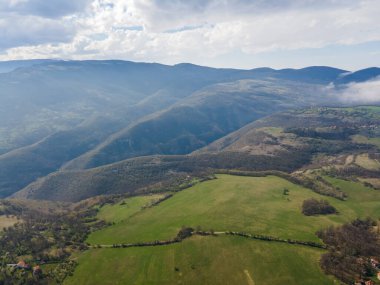 Bulgaristan 'ın Balkan Dağları' nın Milanovo köyü yakınlarındaki Iskar Nehri Boğazı 'nın hava manzarası