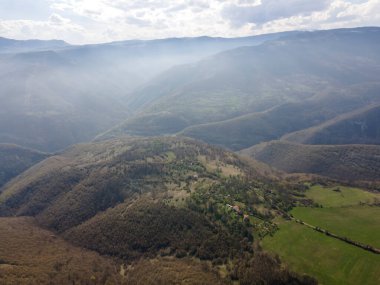 Bulgaristan 'ın Balkan Dağları' nın Milanovo köyü yakınlarındaki Iskar Nehri Boğazı 'nın hava manzarası