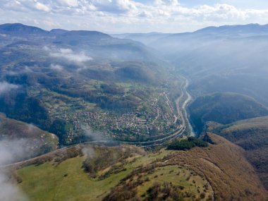 Bulgaristan 'ın Balkan Dağları' nın Milanovo köyü yakınlarındaki Iskar Nehri Boğazı 'nın hava manzarası