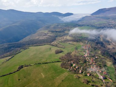 Bulgaristan 'ın Balkan Dağları' nın Milanovo köyü yakınlarındaki Iskar Nehri Boğazı 'nın hava manzarası
