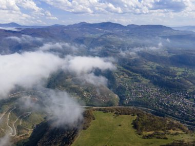 Bulgaristan 'ın Balkan Dağları' nın Milanovo köyü yakınlarındaki Iskar Nehri Boğazı 'nın hava manzarası