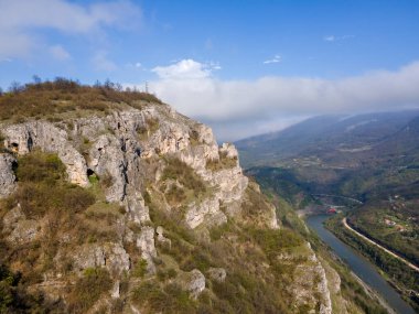 Bulgaristan 'ın Balkan Dağları' nın Milanovo köyü yakınlarındaki Iskar Nehri Boğazı 'nın hava manzarası