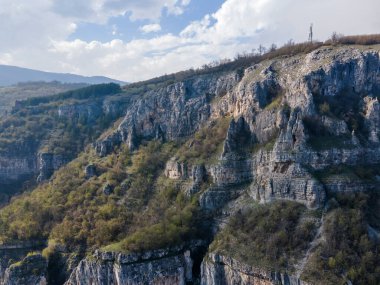 Bulgaristan 'ın Balkan Dağları' nın Milanovo köyü yakınlarındaki Iskar Nehri Boğazı 'nın hava manzarası