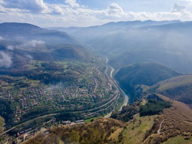 Bulgaristan 'ın Balkan Dağları' nın Milanovo köyü yakınlarındaki Iskar Nehri Boğazı 'nın hava manzarası
