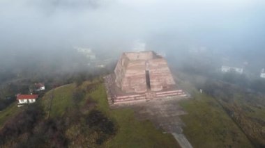 1885 Sırp-Bulgar Savaşı 'nda hayatını kaybeden askerlere adanmış Pantheon Ana Bulgaristan' ın hava manzarası, Bulgaristan 'ın Gurgulyat köyü