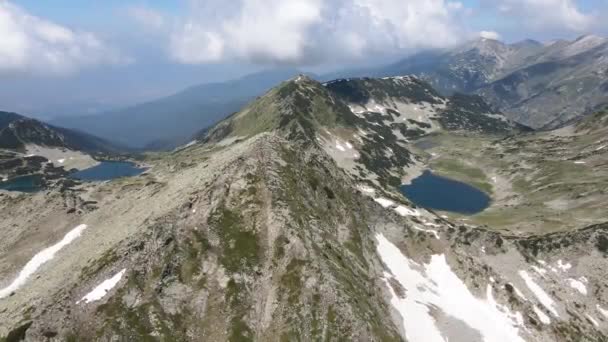 Increíble Vista Aérea Del Pico Muratov Los Lagos Vlahini Gergiyski — Vídeo de stock