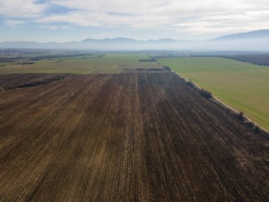 Bulgaristan 'ın Filibe Bölgesi' nin Asenovgrad kenti yakınlarındaki Yukarı Trakya Ovası 'nın Hava Günbatımı manzarası