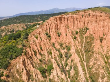 Kaya oluşumunun şaşırtıcı hava manzarası Stob piramitleri, Rila Dağı, Kyustendil bölgesi, Bulgaristan