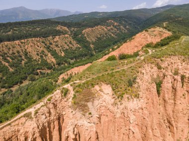 Kaya oluşumunun şaşırtıcı hava manzarası Stob piramitleri, Rila Dağı, Kyustendil bölgesi, Bulgaristan