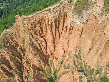 Kaya oluşumunun şaşırtıcı hava manzarası Stob piramitleri, Rila Dağı, Kyustendil bölgesi, Bulgaristan