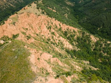 Kaya oluşumunun şaşırtıcı hava manzarası Stob piramitleri, Rila Dağı, Kyustendil bölgesi, Bulgaristan