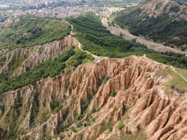 Kaya oluşumunun şaşırtıcı hava manzarası Stob piramitleri, Rila Dağı, Kyustendil bölgesi, Bulgaristan