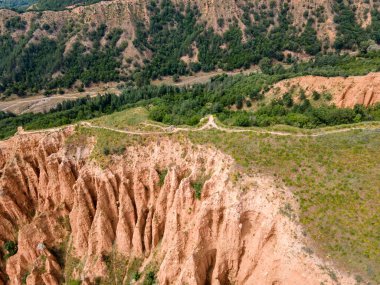 Kaya oluşumunun şaşırtıcı hava manzarası Stob piramitleri, Rila Dağı, Kyustendil bölgesi, Bulgaristan