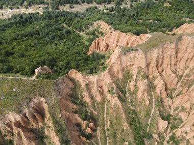 Kaya oluşumunun şaşırtıcı hava manzarası Stob piramitleri, Rila Dağı, Kyustendil bölgesi, Bulgaristan