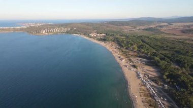 Bulgaristan 'ın Burgaz Bölgesi' nin Sozopol kasabası yakınlarındaki Gradina (Bahçe) plajının havadan manzarası 