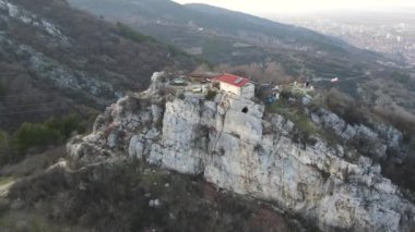 Bulgaristan 'ın Filibe Bölgesi Asenovgrad yakınlarındaki Selanik Kilisesi' nden Aziz Demetrius 'un hava manzarası