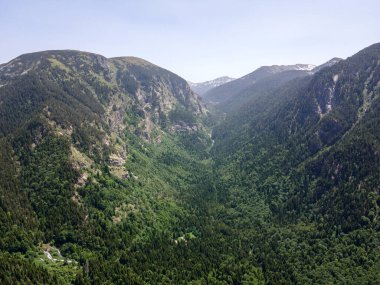 Kirilova Polyana (Cyril çayırı), Kyustendil bölgesi, Bulgaristan yakınlarındaki Rila Dağı 'nın havadan görüntüsü