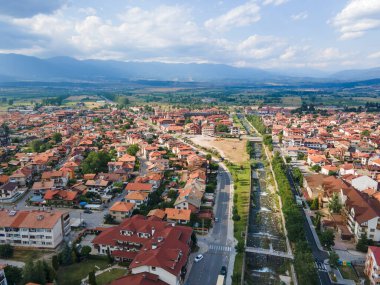 Bulgaristan 'ın Blagoevgrad bölgesinin ünlü Bansko kayak beldesinin hava manzarası