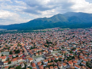 Bulgaristan 'ın Blagoevgrad bölgesinin ünlü Bansko kayak beldesinin hava manzarası